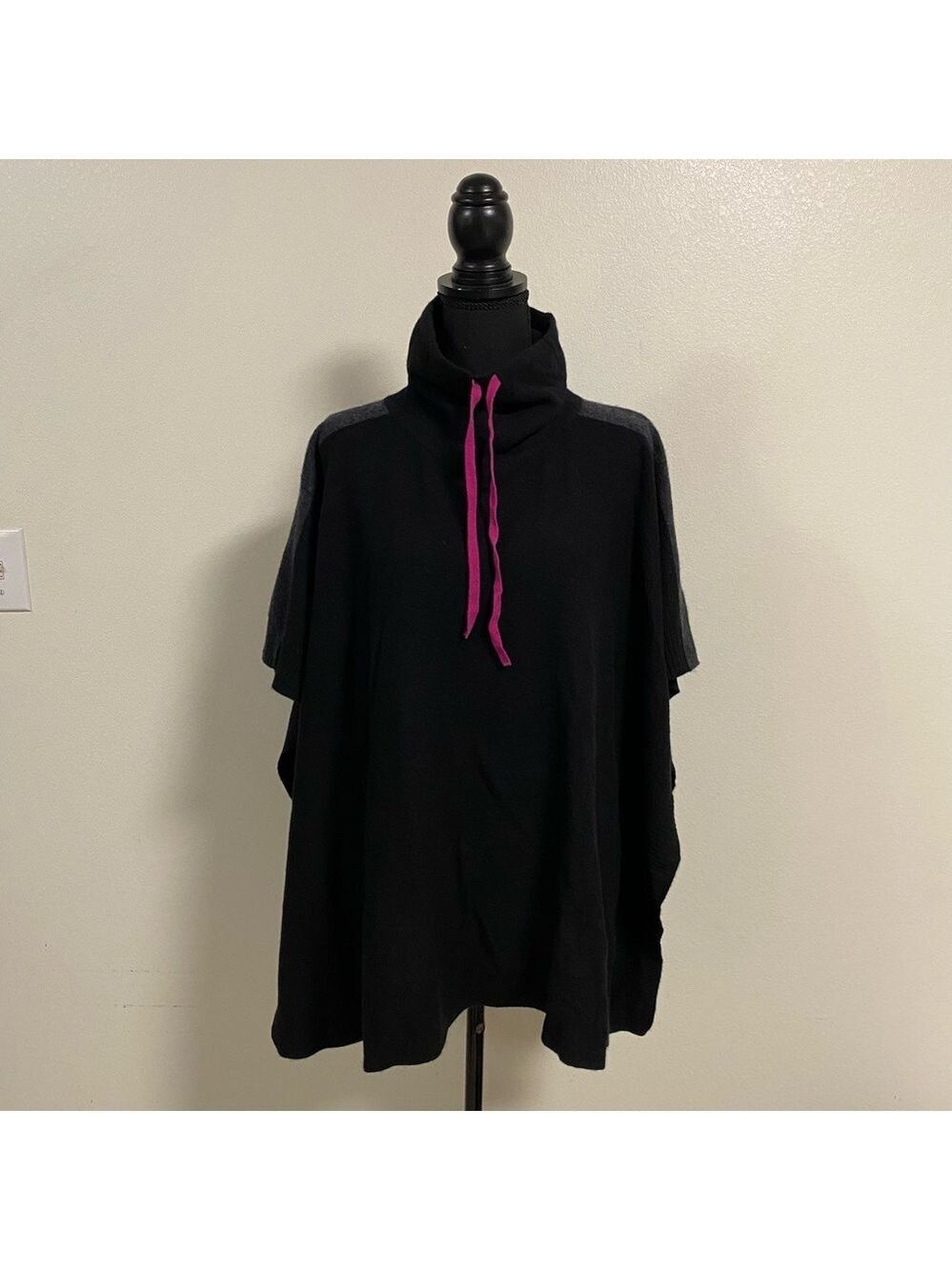 Talbots Poncho Womens Size OS Black Gray Pink
Merino Wool Cashmere Blend Poncho